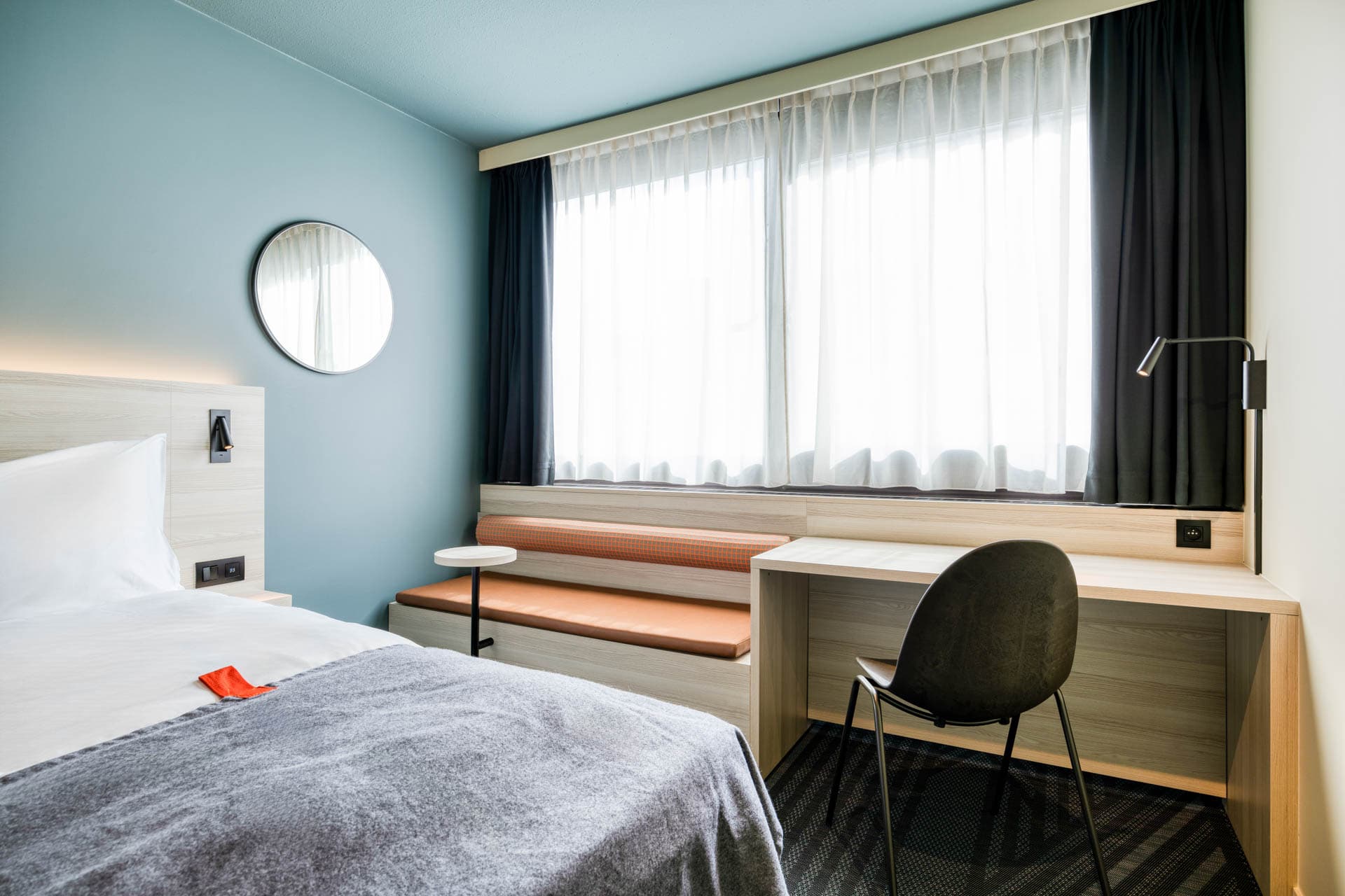 Bed, seating area in double room citybox brussels